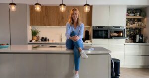 Anita in de keuken met Hurom slowjuicer